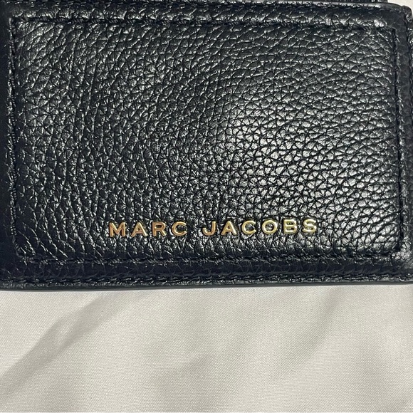 Marc Jacobs Black Textured Leather Card Wallet, Raised Gold Logo Key Ring Inside - Picture 2 of 11